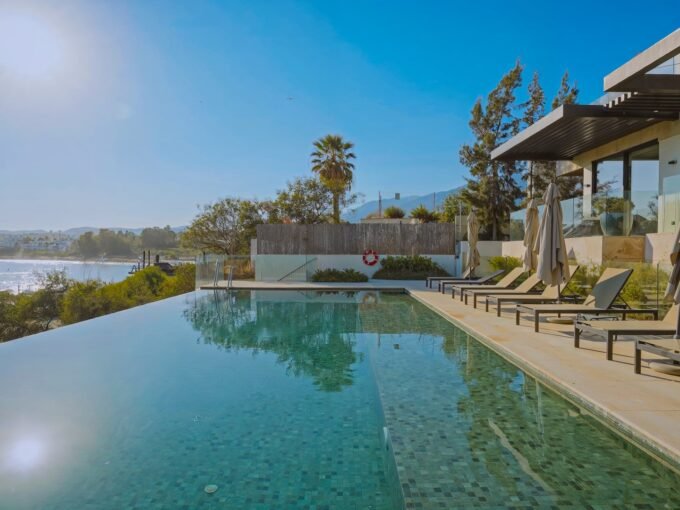 Communal outdoor pool overlooking the beach and the Mediterranean at Atelier 4 Ikkil Bay, Estepona