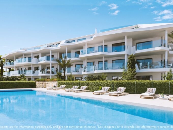 Communal swimming pool in front of the residential buildings at Lomas 2, Fuengirola