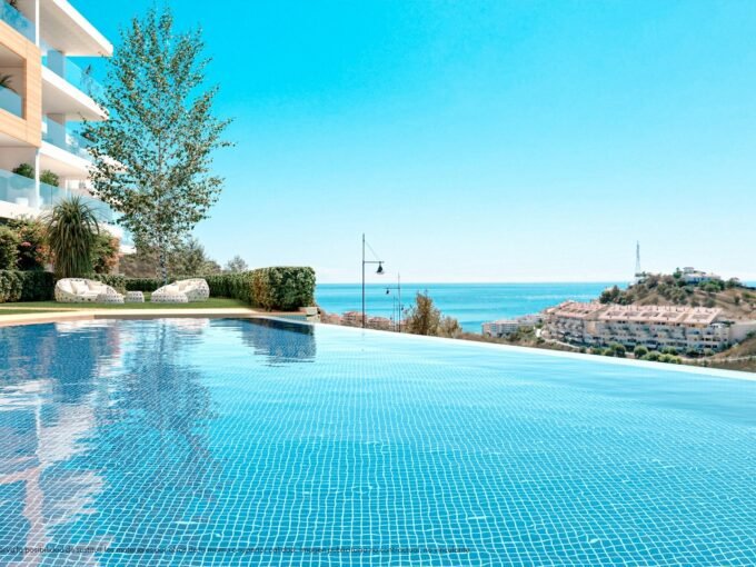 Communal swimming pool with sea views at Lomas 5, Fuengirola