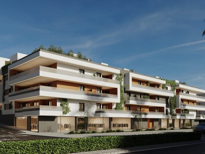 Corner view of the four-storey residential building at Armonía, San Pedro de Alcántara